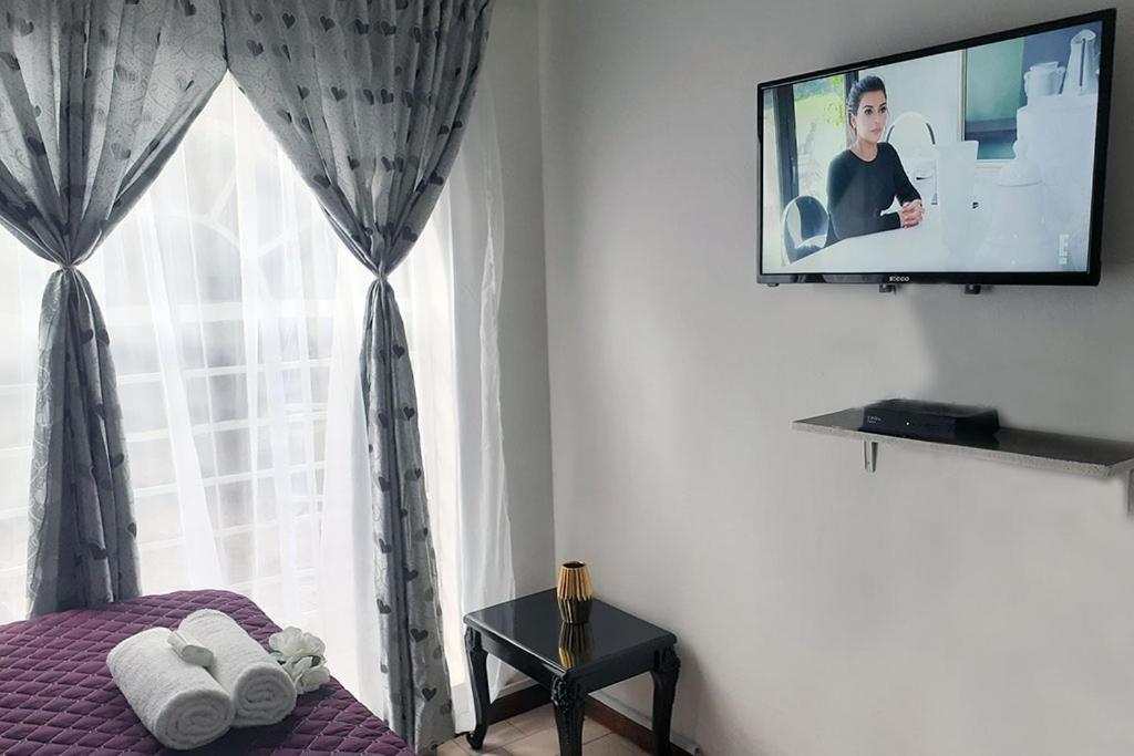 Queens Palace Претория Номер фото